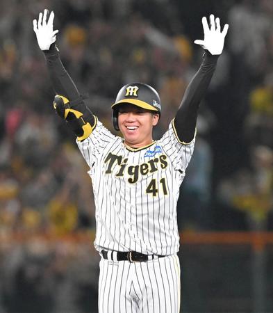 　５回、勝ち越し打を放ち、喜ぶ村上（撮影・高部洋祐）