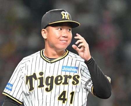 　５回のピンチを切り抜け、笑顔でベンチに戻る村上（撮影・高部洋祐）