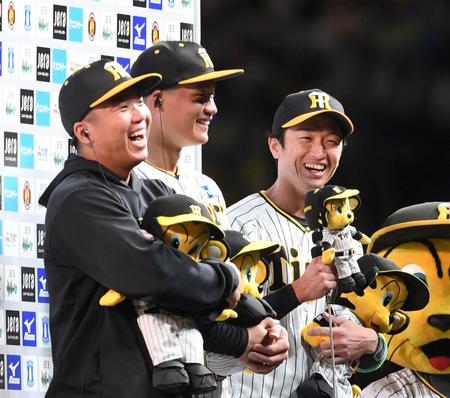 　お立ち台で村上（手前）をいじる近本（右）。中央は森下（撮影・中田匡峻）