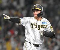 　４回、同点ソロを放ち、ベンチを指さす森下（撮影・高部洋祐）