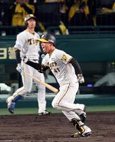 　５回、右翼線に勝ち越し適時二塁打を放ちガッツポーズを見せる村上（撮影・山口登）