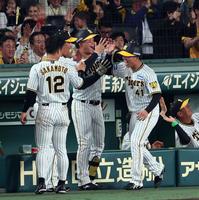 　５回、生還した村上を迎える森下（中央）＝撮影・山口登