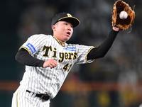 ６回広島２死、広島・秋山翔吾のゴロを処理する阪神・村上頌樹＝甲子園（撮影・中田匡峻）