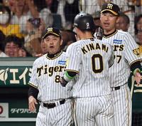 　５回、生還した木浪を迎える岡田監督（撮影・田中太一）