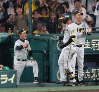 　４回、同点ソロを放った森下を迎える岡田監督（撮影・山口登）