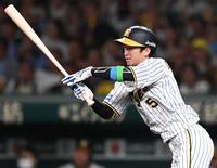 　５回、２点適時打を放つ近本（撮影・田中太一）