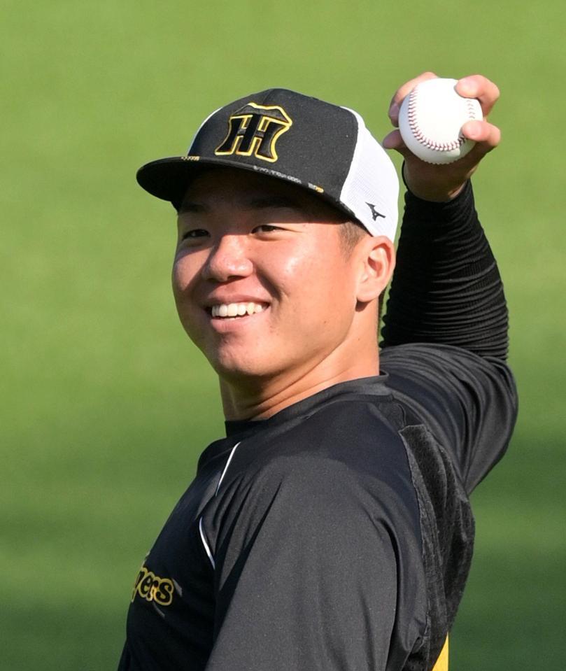 　登板に備えてキャッチボールをする村上（撮影・立川洋一郎）