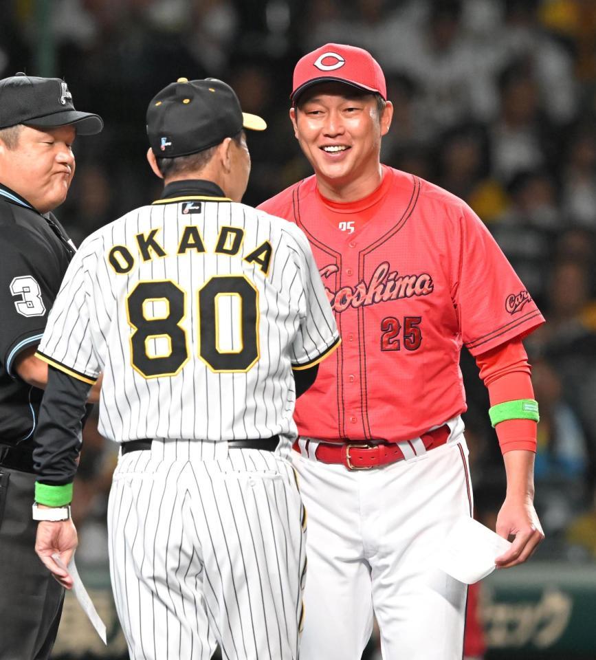 　試合前、岡田監督（80）とメンバー表交換をする新井監督（撮影・高部洋祐）