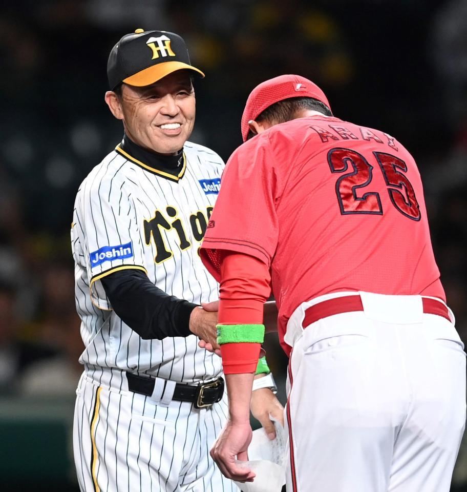 　試合前、新井監督と握手を交わす岡田監督（撮影・田中太一）