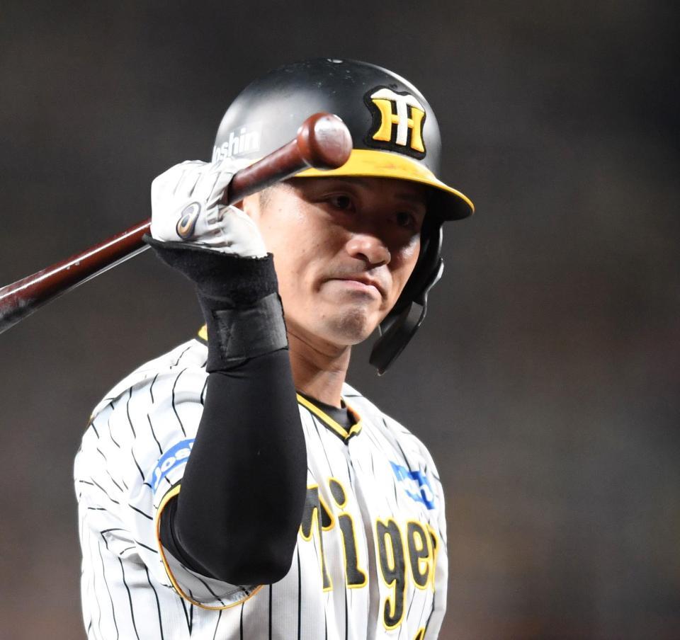 　５回、死球を受ける坂本（撮影・中田匡峻）