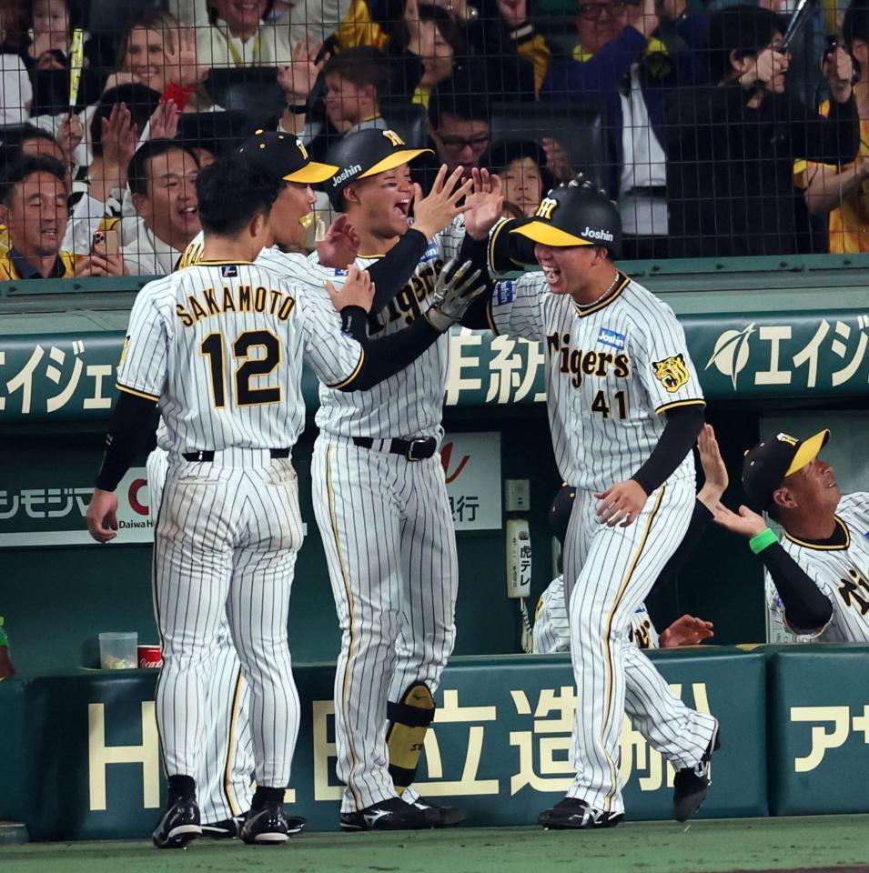 　５回、生還した村上を迎える森下（中央）＝撮影・山口登