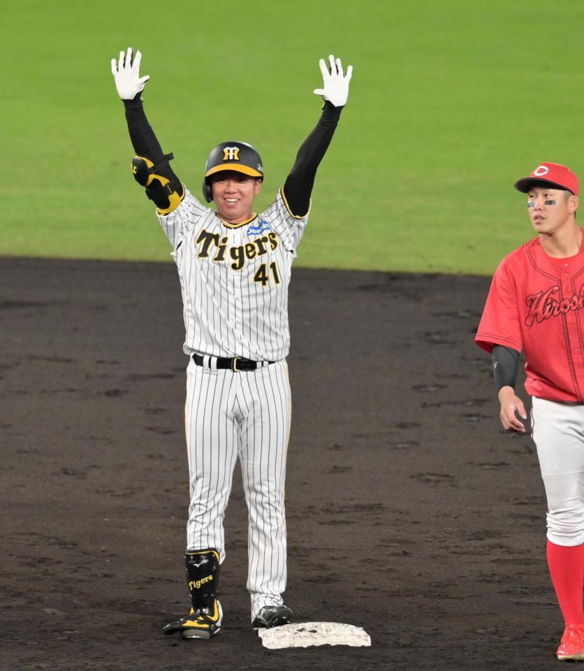 　５回、右翼線へ適時二塁打を放ちベンチへ向かって笑顔を見せる村上（撮影・立川洋一郎）