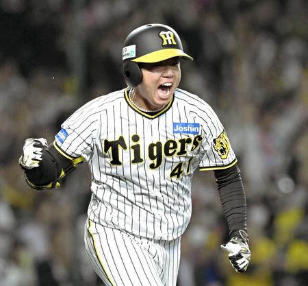 　５回、勝ち越しの適時　二塁打を放ち、ガッツポーズを決める村上（撮影・高部洋祐）