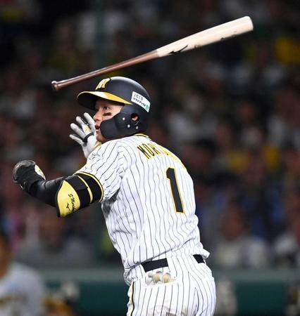 　４回、同点ソロを放つ森下（撮影・田中太一）