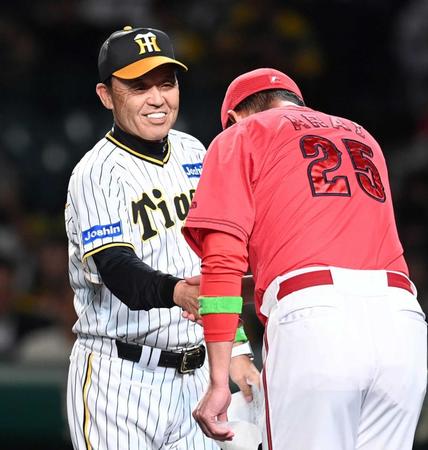 　試合前、新井監督と握手を交わす岡田監督