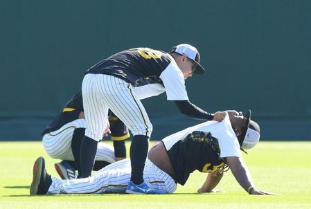 　糸原（左）に胸ぐらを掴まれるミエセス（撮影・中田匡峻）