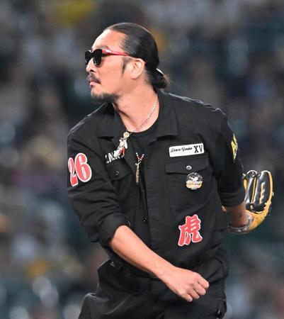 　ファーストピッチセレモニーで投球する湘南乃風・若旦那（撮影・高部洋祐）