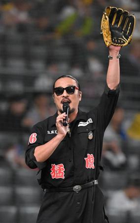 　ファーストピッチセレモニーを終え、スタンドに向かって気勢を上げる湘南乃風・若旦那（撮影・高部洋祐）