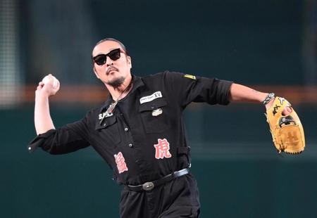 　ファーストピッチセレモニーを行った湘南乃風・若旦那（撮影・中田匡峻）