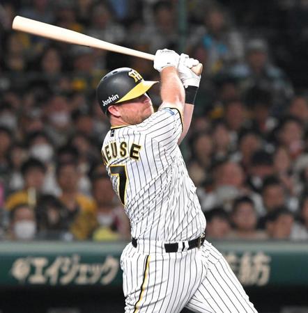 　２回、同点となる右前打を放つノイジー（撮影・高部洋祐）