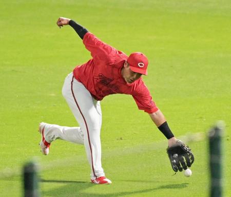 　２回、ノイジーの右前打を後逸する末包（撮影・立川洋一郎）