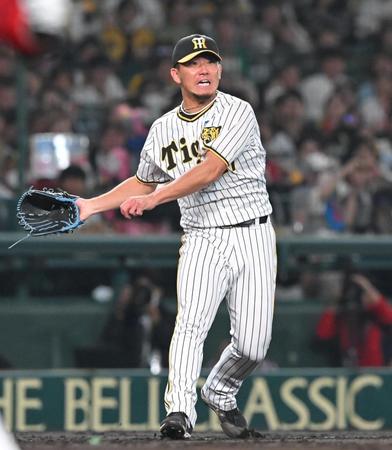 　５回、会沢の投ゴロを処理し、懸命に一塁へ送球する伊藤将（撮影・高部洋祐）