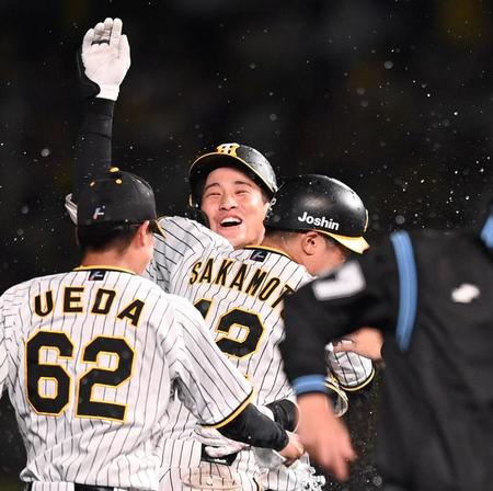 　９回、サヨナラ打を放った木浪はナインと喜び合う（撮影・田中太一）