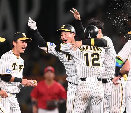 　９回、サヨナラ打を放った木浪はナインと喜び合う（撮影・田中太一）