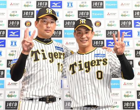 　お立ち台でポーズを決める岩崎（左）と木浪（撮影・高部洋祐）