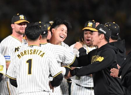 　９回、サヨナラ打を放った木浪（中央）はナインからの祝福に笑顔（撮影・中田匡峻）