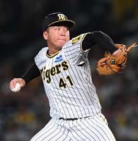 　先発し、力投する村上