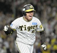 　５回、勝ち越しの適時　二塁打を放ち、ガッツポーズを決める村上（撮影・高部洋祐）