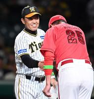 　試合前、新井監督と握手を交わす岡田監督