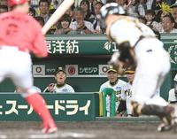 　９回、広島・上本が三振に倒れゲームセット。ベンチで声を出して喜ぶ岡田監督（右）＝撮影・田中太一