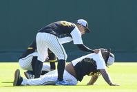 　糸原（左）に胸ぐらを掴まれるミエセス（撮影・中田匡峻）