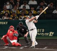 　２回、右前打を放つノイジー（撮影・山口登）