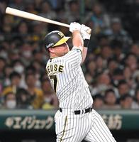 　２回、同点となる右前打を放つノイジー（撮影・高部洋祐）