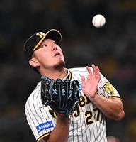 　５回、会沢の打球を捕る伊藤将（撮影・田中太一）