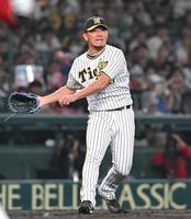 　５回、会沢の投ゴロを処理し、懸命に一塁へ送球する伊藤将（撮影・高部洋祐）