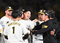 　９回、サヨナラ打を放った木浪（中央）はナインからの祝福に笑顔（撮影・中田匡峻）