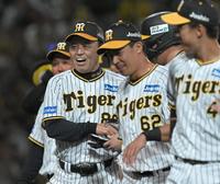 　サヨナラ勝利のナインをねぎらう岡田監督（左）＝撮影・高部洋祐