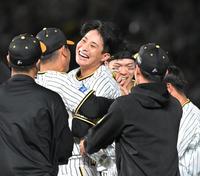 　サヨナラ打を放ち、祝福を受ける木浪（中央）＝撮影・高部洋祐