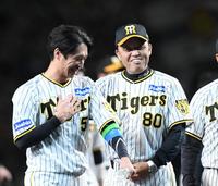 　サヨナラ勝利で日本シリーズ進出に王手をかけ、笑顔を見せる岡田監督（右）と近本（撮影・中田匡峻）