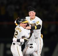 　９回、サヨナラ打を放った木浪（中央）を祝う坂本（左）と佐藤輝（撮影・中田匡峻）
