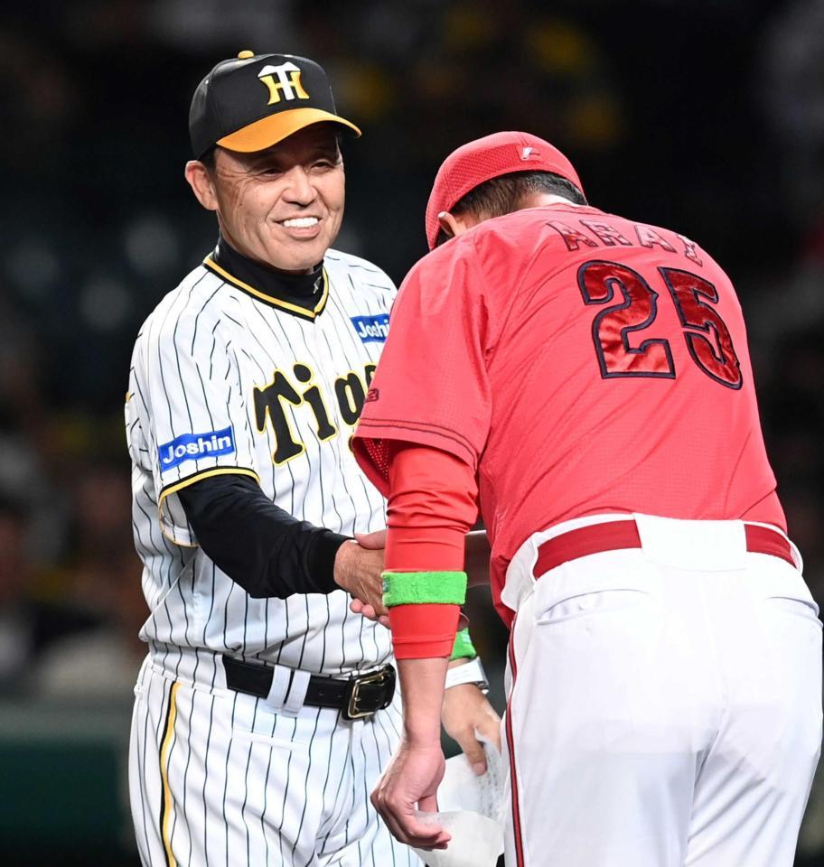 　試合前、新井監督と握手を交わす岡田監督