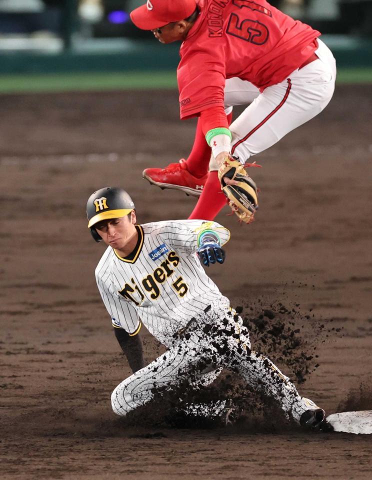 　５回、二盗を決める近本（野手　広島・小園）＝撮影・山口登