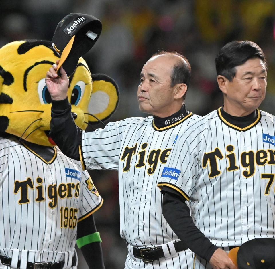 　広島に勝利し、スタンドにあいさつする岡田監督（中央）＝撮影・高部洋祐