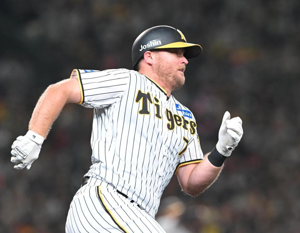 　２回、同点となる右前打を放ち駆け出すノイジー（撮影・高部洋祐）