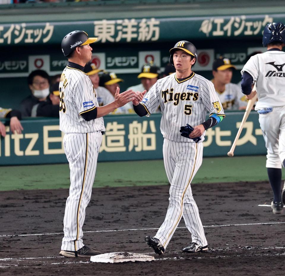 　５回、申告敬遠で出塁する近本（撮影・山口登）