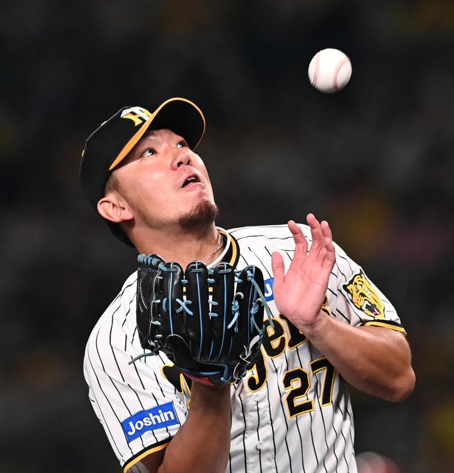 　５回、会沢の打球を捕る伊藤将（撮影・田中太一）
